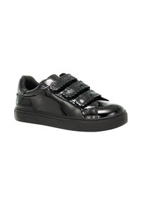 Sneaker nero lucido con tre strap in velcro a bordo scalloped e una suola nera spessa, mostrato di lato su uno sfondo bianco.
