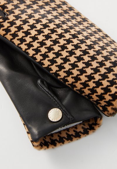Fekete és barna hamis szőrzetből készült houndstooth minta, fekete bőr részekkel és kör alakú ezüst hardware részlettel. Texturált és puha felület.