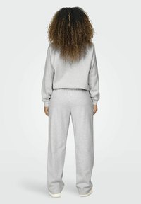 ONLY JOGGING NORMAL GESCHNITTEN MITTLERE TAILLE MIT SCHLAG  - Trainingsbroek - light grey melange