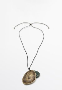 Halsband med en svart tråd, som har en strukturerad bronspendyl och en slät grön pendyl, båda i oval form.