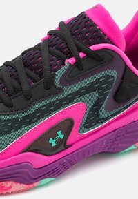 Scarpa sportiva nera e rosa realizzata in materiali mesh e sintetici, con un design dinamico, una suola testurizzata e dettagli in acqua vicino al tallone.