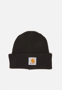 Beanie negra de punto con textura acanalada y puño doblado, que presenta un parche rectangular blanco con un logo amarillo y el nombre de la marca.