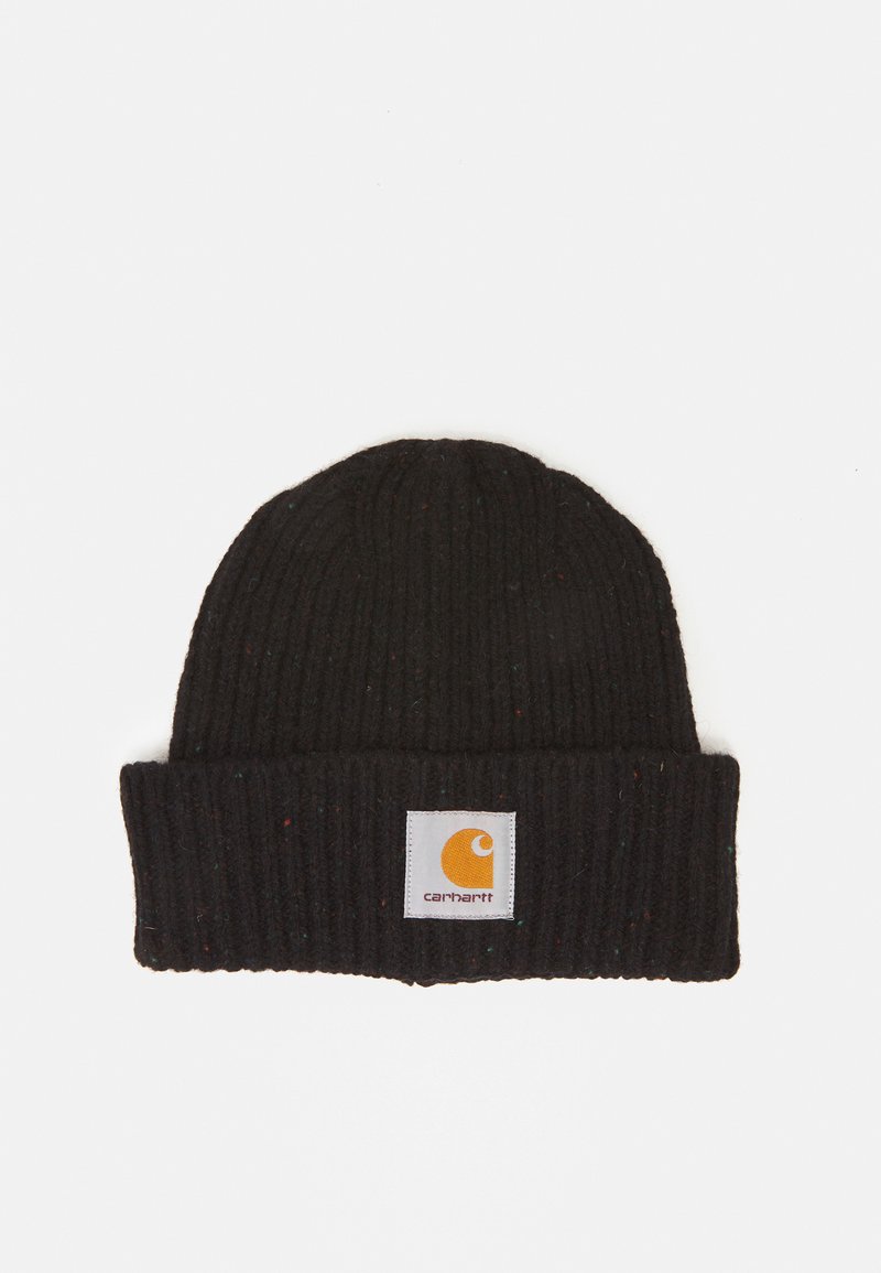 Beanie negra de punto con textura acanalada y puño doblado, que presenta un parche rectangular blanco con un logo amarillo y el nombre de la marca.