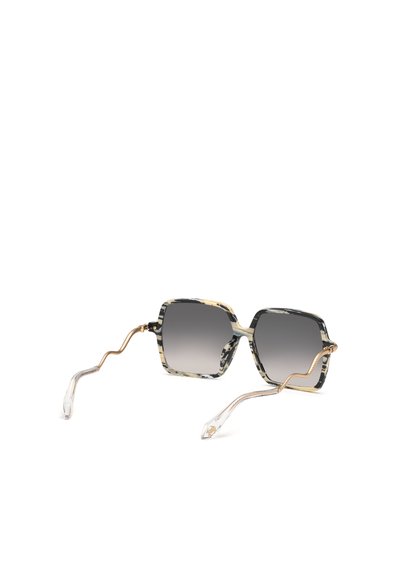 Lunettes de soleil carrées à verres dégradés avec montures marbrées noires et beiges et branches dorées en forme de serpent avec embouts en plastique transparent.