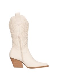 Białe skórzane kowbojki z wąskim noskiem, tłoczonym wzorem liści, zamkiem bocznym i podwyższoną drewnianą podeszwą. Gładka faktura, nowoczesny kształt.