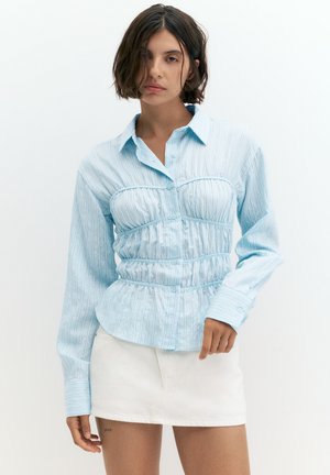 PULL&BEAR, STRIPED LONG SLEEVE WITH GATHERED DETAIL - SHIRT - Chemisier - light blue