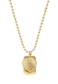 Gouden hanger ketting met een gestructureerd hartontwerp, een kleine edelsteenaccent en een kralenketting. Heeft een gepolijste afwerking en een rechthoekige vorm.