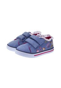 Zapatillas de lona azul con dos correas de Velcro, estrellas decorativas y bordado de "LOVE", ribete de encaje alrededor del cuello y suelas de goma blanca.