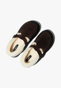 Hnědé semišové slip-on boty s útulným krémovým umělým kožešinovým podšívkováním, vybavené pásem přes svršek a odolnou černou podrážkou.