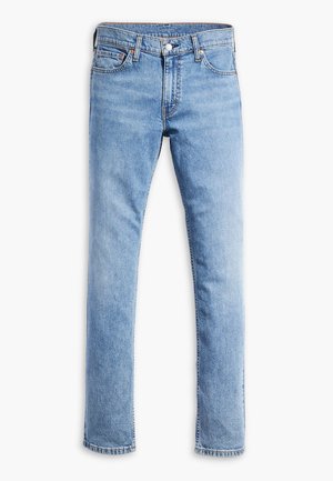 Lichtblauwe slim-fit denim jeans met vijf-pocket ontwerp, riemlussen en knoopsluiting, plat weergegeven op een witte achtergrond.