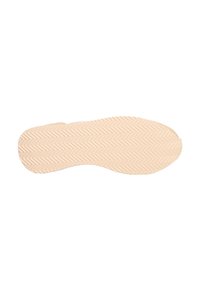 Suela de zapato de goma en un tono beige claro que presenta un patrón de espiga prominente para mayor tracción, con un acabado suave y ligeramente texturizado.
