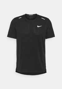 Černé běžecké tričko Nike Dri-FIT s krátkými rukávy, s reflexními bílými akcenty na ramenou a kulatým výstřihem. Lehká textilie.