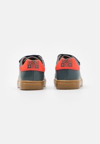 Bonton BASKETS BASIL UNISEX - Matalavartiset tennarit - baltic green