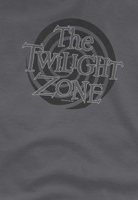 Das Logo von The Twilight Zone mit stilisiertem weißen Text über schwarzen und grauen konzentrischen Spiralen auf einem grauen Hintergrund.