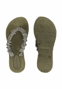 Sandalias tipo thong de tela gris con un diseño de tira fruncida, plantilla texturizada en verde oliva y suelas de goma con patrón.
