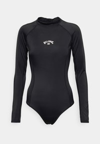 Schwarzes Rashguard mit langen Ärmeln, hohem Kragen und einem weißen Billabong-Logo. Aus dehnbarem Material gefertigt, entworfen für Wassersportarten.