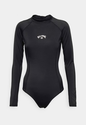Svart rashguard med långa ärmar, hög halsringning och en vit Billabong-logotyp. Tillverkad av elastiskt material, designad för vattensporter.