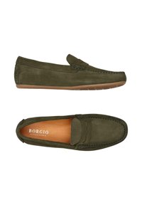 Oliwkowe zamszowe loafersy z przeszywanym szwem i niską brązową gumową podeszwą. Wnętrze wykończone beżową skórzaną podszewką. Widoczna nazwa marki "Borgio".