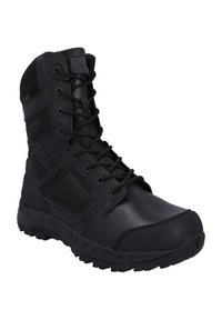 Zwarte tactische laars met een bovenwerk van leer en mesh, een rubberen zool, een hoog ontwerp bij de enkel en een versterkte neus en hiel voor duurzaamheid.