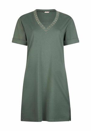 Robe verte à manches courtes avec encolure en V, ornée de clous métalliques autour du col, et fentes latérales pour faciliter les mouvements.