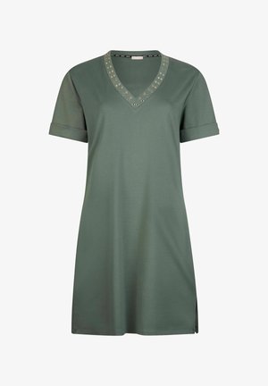 Roheline lühikeste varrukatega kleit V-kaelusega, kaunistatud krae ümber metallist naastudega ja külgedel lõhikuga mugavamaks liikumiseks.