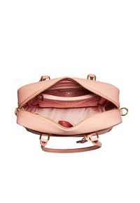 Rosa läderhandväska med en texturerad yta, dragkedjestängning, inre fickor och detaljer i guldton. Öppen vy avslöjar en mjuk foder.