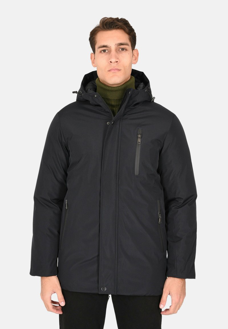 Giacca a vento nera con tasca sul petto con zip, tasche laterali e cappuccio. Presenta un tessuto liscio e resistentente all'acqua, e una vestibilità comoda.