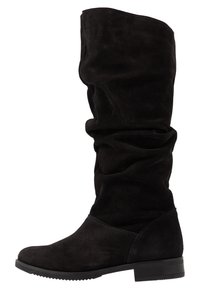 Czarne zamszowe botki do połowy łydki z luźnym fasonem, niskim obcasem i okrągłym noskiem, widok z boku na białym tle.