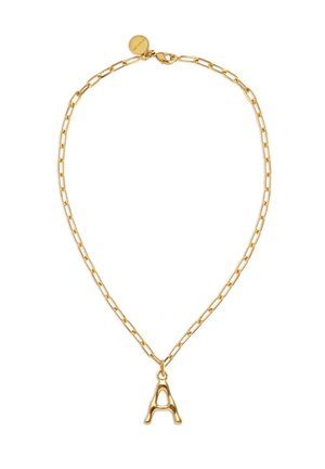 Cadena de oro con eslabones rectangulares y un colgante de oro en forma de la letra "A" colgando en el centro.