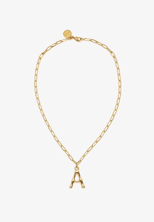 Cadena de oro con eslabones rectangulares y un colgante de oro en forma de la letra "A" colgando en el centro.