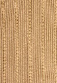 Dzianina w jasnobrązowym odcieniu z pionowym rypsowym wzorem i subtelnymi detalami, prezentująca miękki i elastyczny materiał.