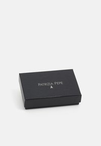 Crni pravokutni poklon kutija s teksturiranom površinom, s reljefnim srebrnim logotipom "PATRIZIA PEPE" na vrhu, minimalistički dizajn.