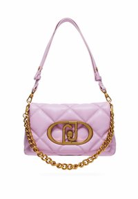 Gepolsterte rosa Lederhandtasche mit einer goldenen Kettenriemen und ovaler Logoschnalle. Verfügt über einen Klappenverschluss und strukturierte Oberflächendetails.