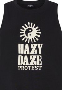 Haut sans manches noir avec un soleil blanc et un symbole yin-yang au-dessus du texte stylisé "HAZY DAZE" et "PROTEST" en dessous.
