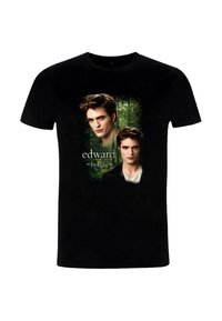 Černé tričko s dvěma portréty Edwarda ze ságy Twilight na pozadí lesa, s nápisem "edward the twilight saga".