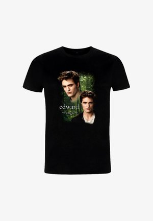 Zwart T-shirt met twee portretten van Edward uit de Twilight Saga, afgebeeld tegen een bosachtergrond, met de tekst "edward the twilight saga."