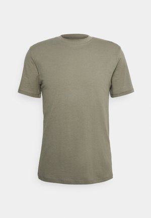 Gładki oliwkowozielony t-shirt z krótkim rękawem i okrągłym dekoltem, wyeksponowany na białym tle, bez widocznych logo lub wzorów.