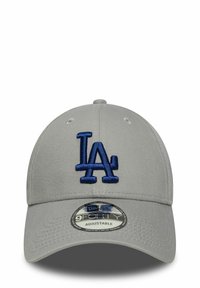 Gorra de béisbol gris con un logo bordado en azul de "LA". Presenta un visera curva y una correa ajustable en la parte trasera. El material parece suave.