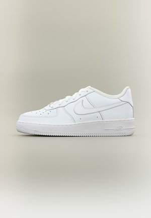 Hvid lavtop sneaker med snørelukning foran, perforeret tå, Nike swoosh på siden og polstret sål med "Air" logo.