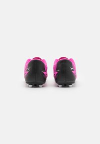 Le scarpe da calcio rosa e nere presentano un design elegante con una tomaia texturizzata, un marchio ben visibile e una suola con tacchetti per una migliore trazione.