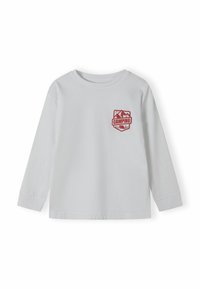 Balta garām piedurknēm krekls ar sarkanu kempinga logotipu, kas attēlo kalnus, kokus un telti kreisajā krūšu daļā.