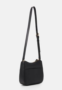Černá kožená taška přes rameno s texturovaným povrchem, nastavitelným popruhem a zlatým zipovým uzávěrem. Kulatý tvar s kapsou na zadní straně.