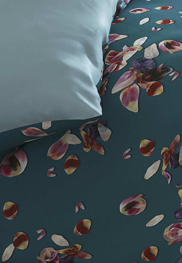 Blumenbettwäsche mit einem dunkelblauen Hintergrund, verziert mit großen, bunten Blütenblättern in Rosa-, Rot- und Cremetönen; enthält einen hellblauen Kissenbezug.