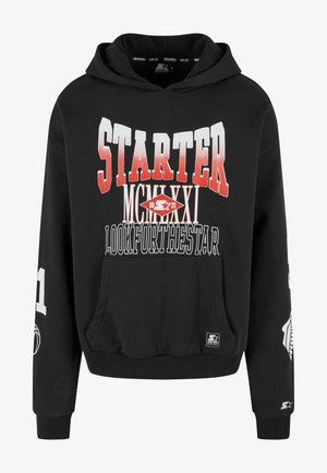 Fekete kapucnis pulóver elülső zsebel, merész fehér és piros grafikai szöveggel: „STARTER”, „MCMLXXI” és „LOOKFORTHETSTAR”, valamint logó részletekkel.