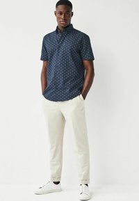 Next OXFORD FIT SHORT SLEEVE REGULAR FIT - Pluus - navy blue flamingo
