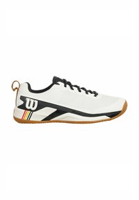 Scarpa sportiva bianca con lacci neri, upper texturizzato, dettagli neri e suola in gomma. Presenta un logo e strisce colorate sul lato.