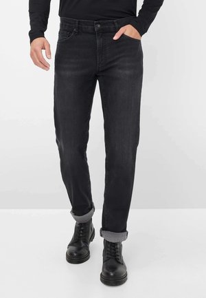 Donkerdenim broek met een recht model, voorzien van een sluiting met een knoop aan de voorkant en opgerolde manchetten met een textuur rand. Gemaakt in combinatie met zwarte laarzen.