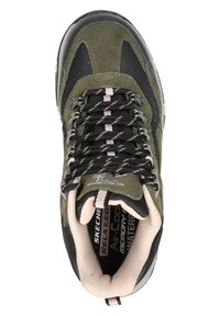 Baskets en suède vert foncé et mesh avec des accents noirs, dotées de lacets rosés, d'un col rembourré et d'une semelle en caoutchouc texturée.