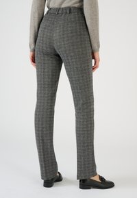 Grijze houndstooth broek met een getailleerd silhouet, met een elastische tailleband en rechte pijpen. Textiel met een subtiel patroon.