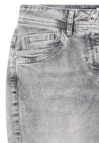 Jean en denim gris avec des accents décolorés, une poche avant, une fermeture à boutons et un tissu texturé.